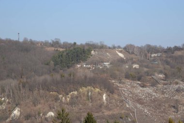 Kozalaklı ormanlarda kış günü. Ukrayna köyündeki ahşap ev.  