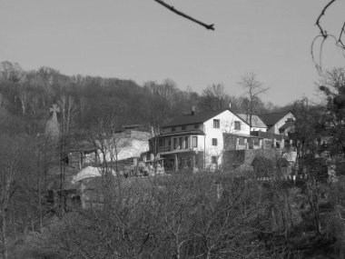 Kozalaklı ormanlarda kış günü. Ukrayna köyündeki ahşap ev.          