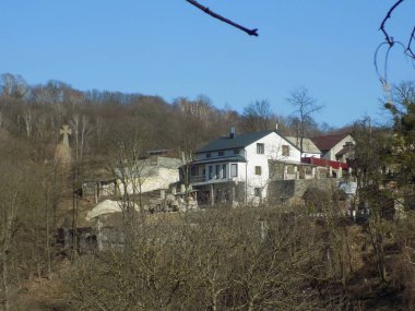 Kozalaklı ormanlarda kış günü. Ukrayna köyündeki ahşap ev.          