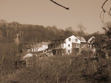 Kozalaklı ormanlarda kış günü. Ukrayna köyündeki ahşap ev.          