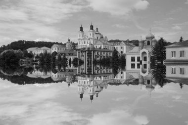 Eski şehrin tarihi kısmı. Eski kasaba, merkez cadde. Dönüşüm Katedrali.