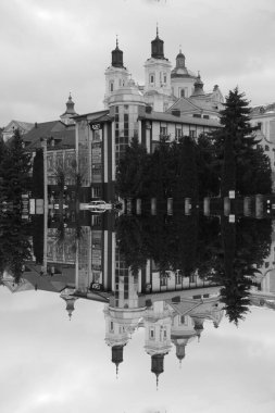 Eski şehrin tarihi kısmı. Eski kasaba, merkez cadde. Dönüşüm Katedrali.