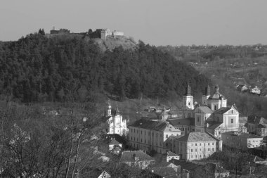 Eski kasabada Noel ağacı. Noel ağacı, eski kasaba. St. Nicholas Katedrali. Fransisken Manastırı. Castle Hill 'in genel manzarası.