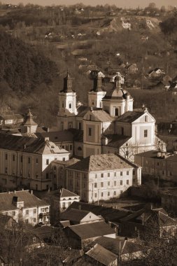 Eski şehrin tarihi kısmı. Eski kasaba, merkez cadde. Dönüşüm Katedrali.