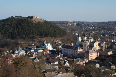 Eski kasabada Noel ağacı. Noel ağacı, eski kasaba. St. Nicholas Katedrali. Fransisken Manastırı. Castle Hill 'in genel manzarası.