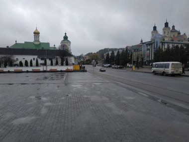 Eski şehrin tarihi kısmı. Eski kasaba, merkez cadde. Şekil değiştirme katedrali. Noel ağacı, eski kasaba. Nicholas Katedrali. Fransisken Manastırı.