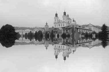 Eski şehrin tarihi kısmı. Eski kasaba, merkez cadde. Şekil değiştirme katedrali. Noel ağacı, eski kasaba..