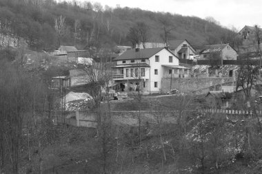 Kozalaklı ormanlarda kış günü. Ukrayna köyündeki ahşap ev.