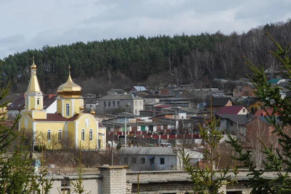 聖殉教者Tatianaの教会 郊外の教会 ウクライナの村の木造住宅 窓から街への眺め — ストック写真