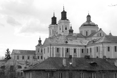 Eski şehrin tarihi kısmı. Eski kasaba, merkez cadde. Dönüşüm Katedrali.