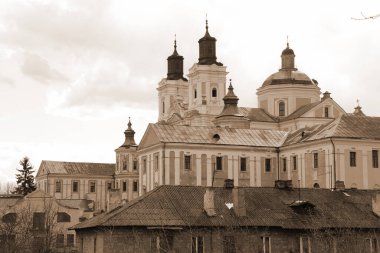 Eski şehrin tarihi kısmı. Eski kasaba, merkez cadde. Dönüşüm Katedrali.