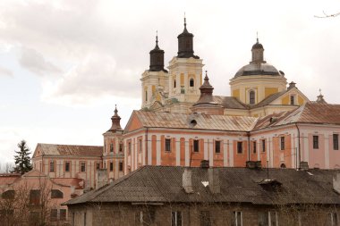 Eski şehrin tarihi kısmı. Eski kasaba, merkez cadde. Dönüşüm Katedrali.