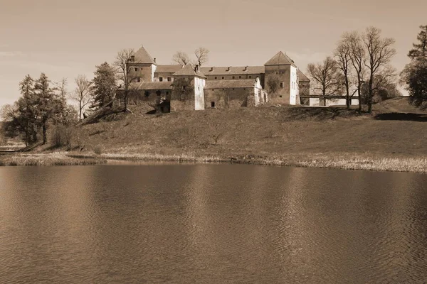 建築様式スヴィルジ城湖の上の古代宮殿 — ストック写真