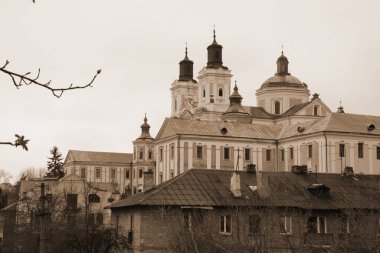 Eski şehrin tarihi kısmı. Eski kasaba, merkez cadde. Şekil değiştirme katedrali. Noel ağacı, eski kasaba..