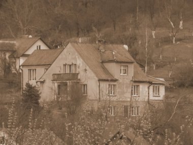 İki katlı bir bina.          