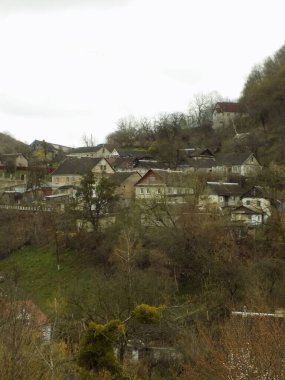 Castle Hill 'in genel manzarası. Ukrayna köyündeki ahşap ev.