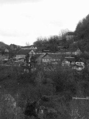 Castle Hill 'in genel manzarası. Ukrayna köyündeki ahşap ev.