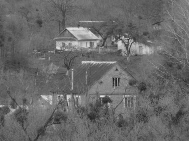 Castle Hill 'in genel manzarası. Ukrayna köyündeki ahşap ev.