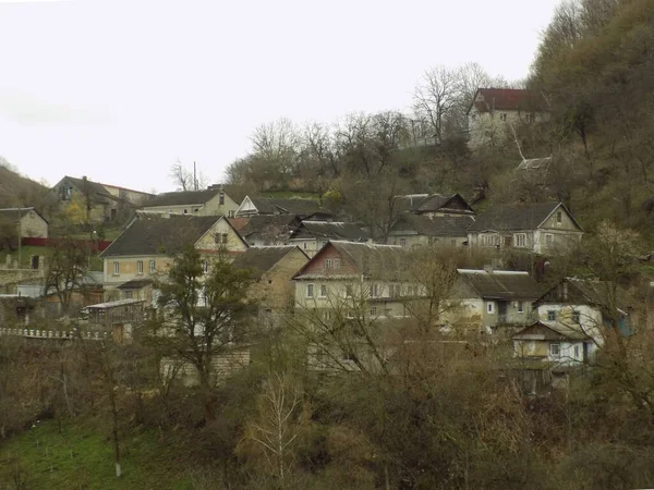 Castle Hill 'in genel manzarası. Ukrayna köyündeki ahşap ev.