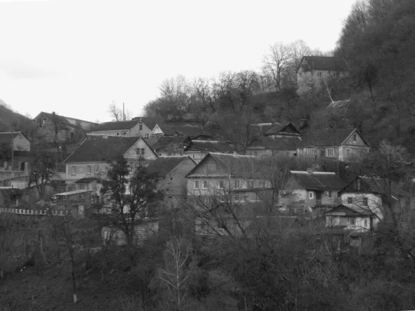 Γενική Άποψη Του Λόφου Καστλ Ξύλινο Σπίτι Στο Ουκρανικό Χωριό — Φωτογραφία Αρχείου