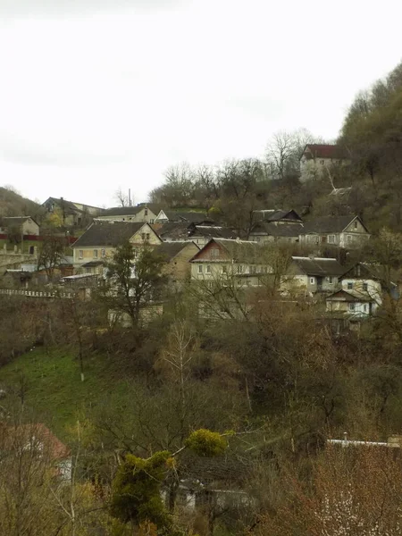 Castle Hill 'in genel manzarası. Ukrayna köyündeki ahşap ev.