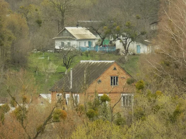 城堡山的概况 乌克兰村的木制房屋 — 图库照片