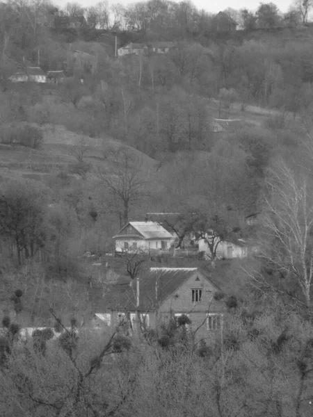 Castle Hill 'in genel manzarası. Ukrayna köyündeki ahşap ev.