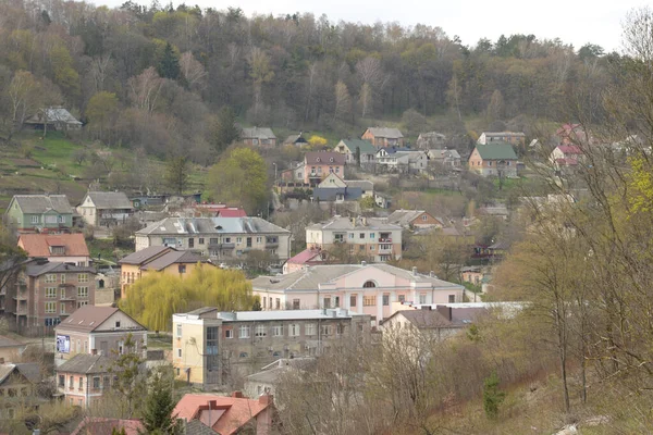Kozalaklı ormanlarda kış günü. Ukrayna köyündeki ahşap ev.