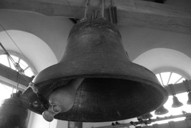 Kilise demir çanlar yaptı