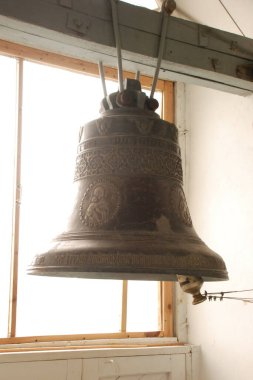 Kilise demir çanlar yaptı