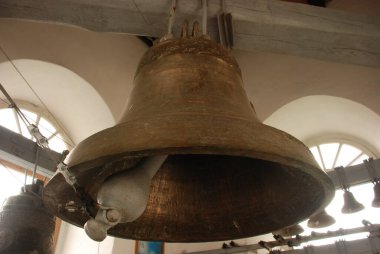 Kilise demir çanlar yaptı