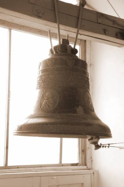 Kilise demir çanlar yaptı