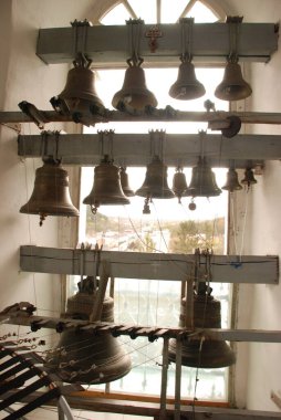 Kilise demir çanlar yaptı