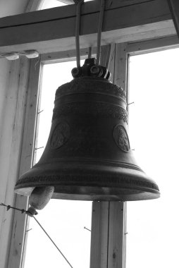 Kilise demir çanlar yaptı