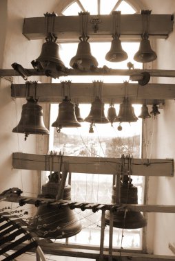 Kilise demir çanlar yaptı