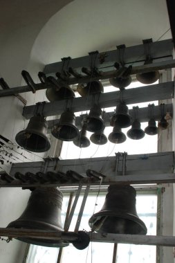 Kilise demir çanlar yaptı