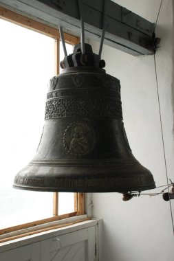 Kilise demir çanlar yaptı