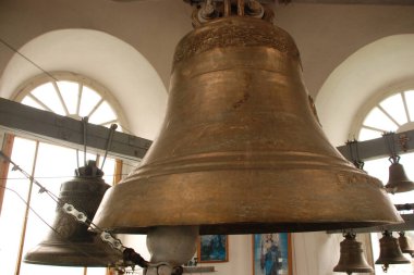 Kilise demir çanlar yaptı