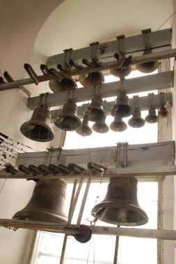 Kilise demir çanlar yaptı