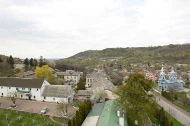 Ukrayna köyündeki Kale Tepesi ahşap evinin genel manzarası.