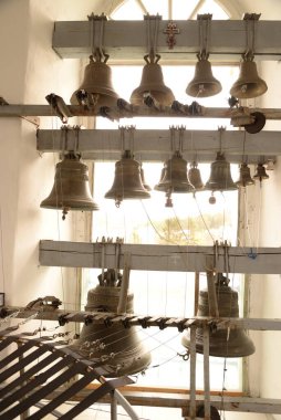 Kilise demir çanlar yaptı