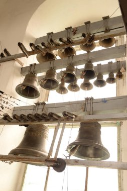 Kilise demir çanlar yaptı