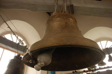 Kilise demir çanlar yaptı