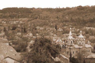Ukrayna köyündeki Castle Hill ahşap evinin genel manzarası. Eski ahşap kilise. Kutsal Haç Kilisesi.