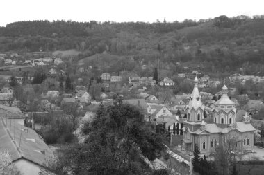 Ukrayna köyündeki Castle Hill ahşap evinin genel manzarası. Eski ahşap kilise. Kutsal Haç Kilisesi.