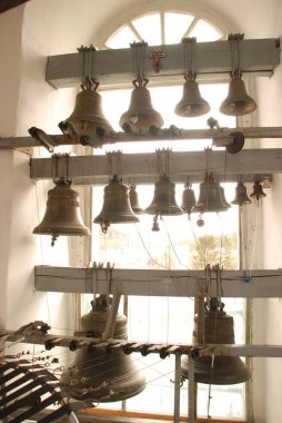 Kilise demir çanlar yaptı