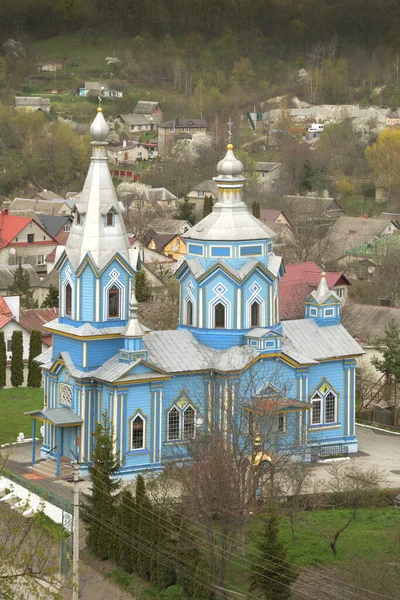 ウクライナの村の城の丘の木の家の一般的なビュー — ストック写真