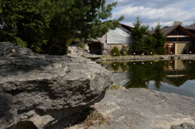 Göletin üzerine park et.