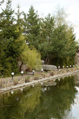 Göletin üzerine park et.