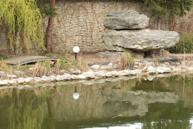 Göletin üzerine park et.